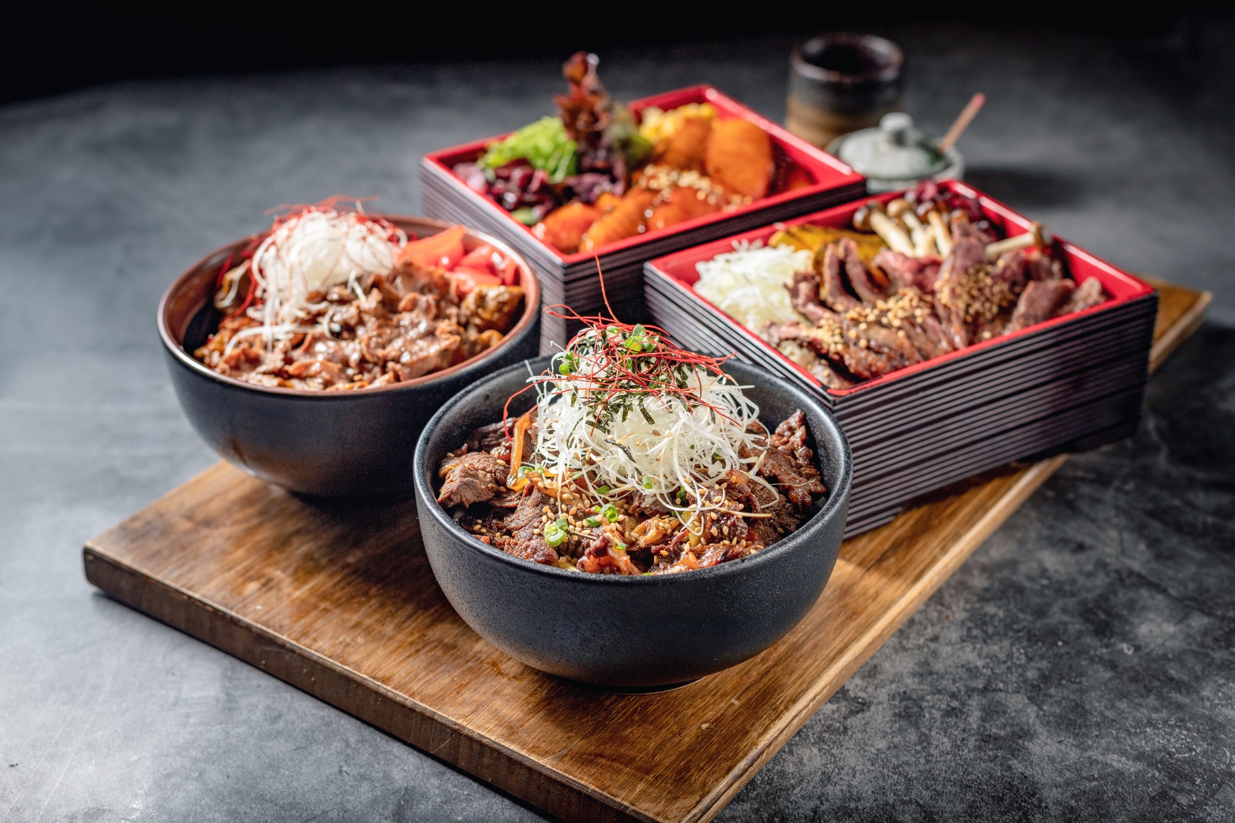 Japanese-style beef rice bowls and lunch dishes at WakuWaku Yakiniku